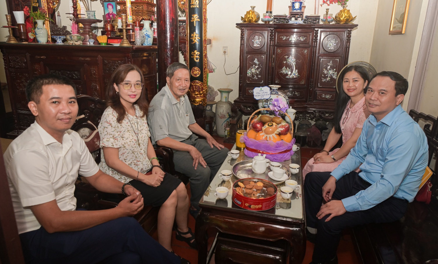 Petrovietnam thăm hỏi, tri ân cán bộ hưu trí nhân Ngày Quốc tế Người cao tuổi