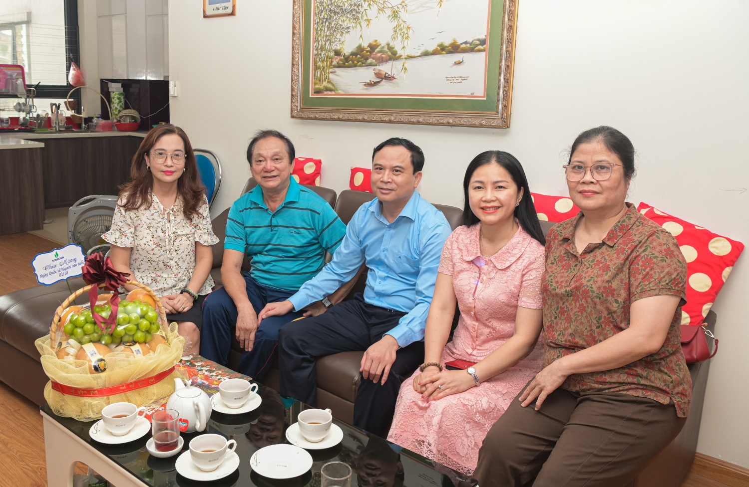 Đoàn đến thăm hỏi, động viên ông Nguyễn Văn Quyết - Phó Trưởng Ban Liên lạc hưu trí Cơ quan Tập đoàn.