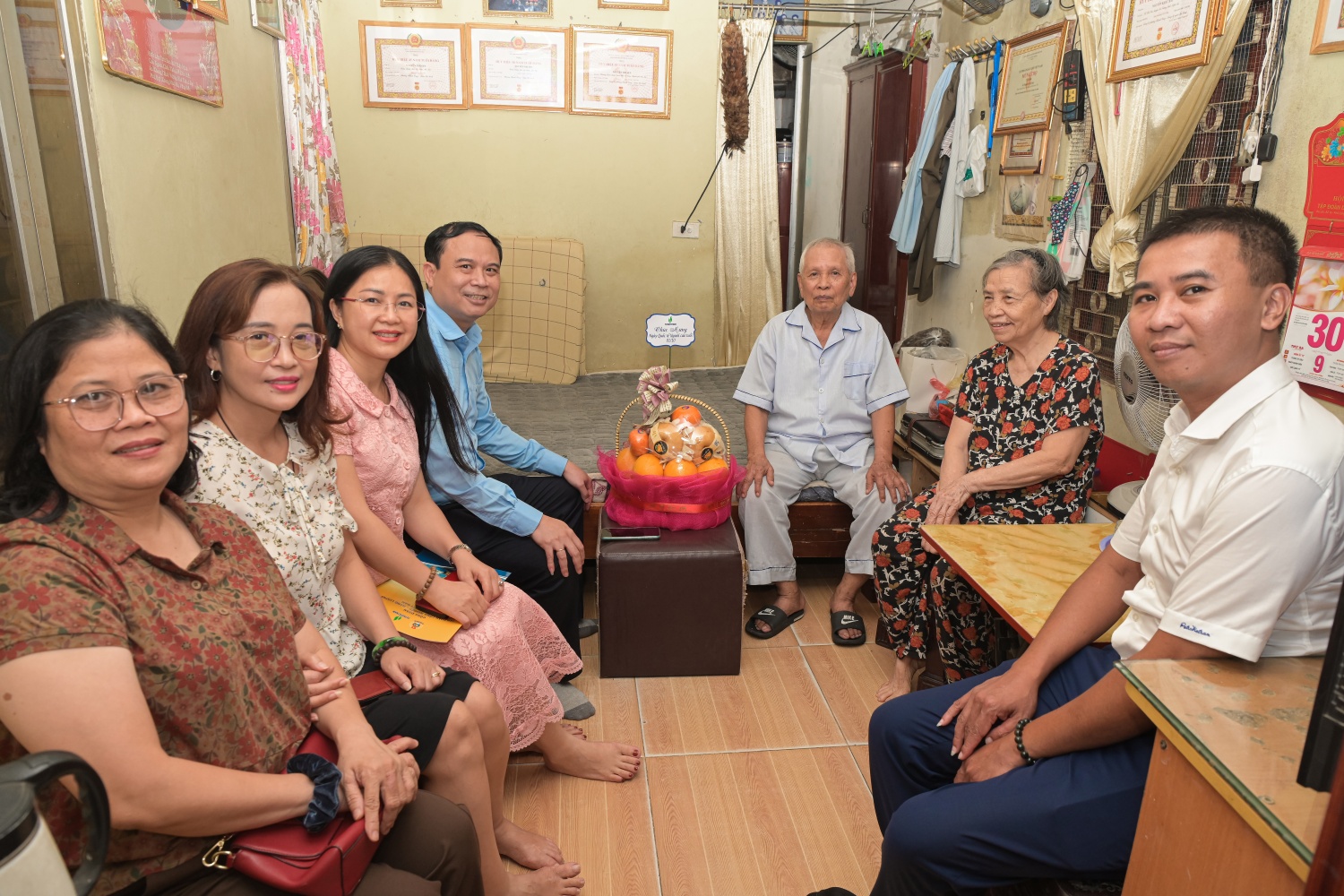 Petrovietnam thăm hỏi, tri ân cán bộ hưu trí nhân Ngày Quốc tế Người cao tuổi