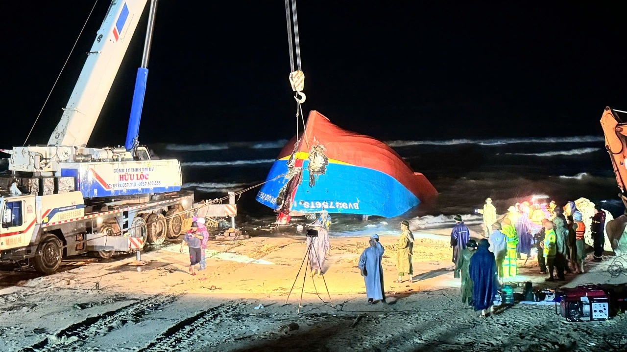 Petrovietnam trao hỗ trợ 5 tỷ đồng khắc phục hậu quả bão số 10 đến tỉnh Quảng Trị