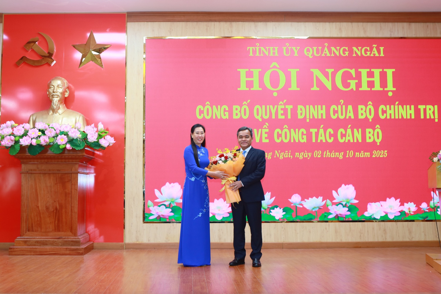 Đồng chí Bùi Thị Quỳnh Vân - Phó Trưởng Ban Tổ chức Trung ương chúc mừng đồng chí Hồ Văn Niên.