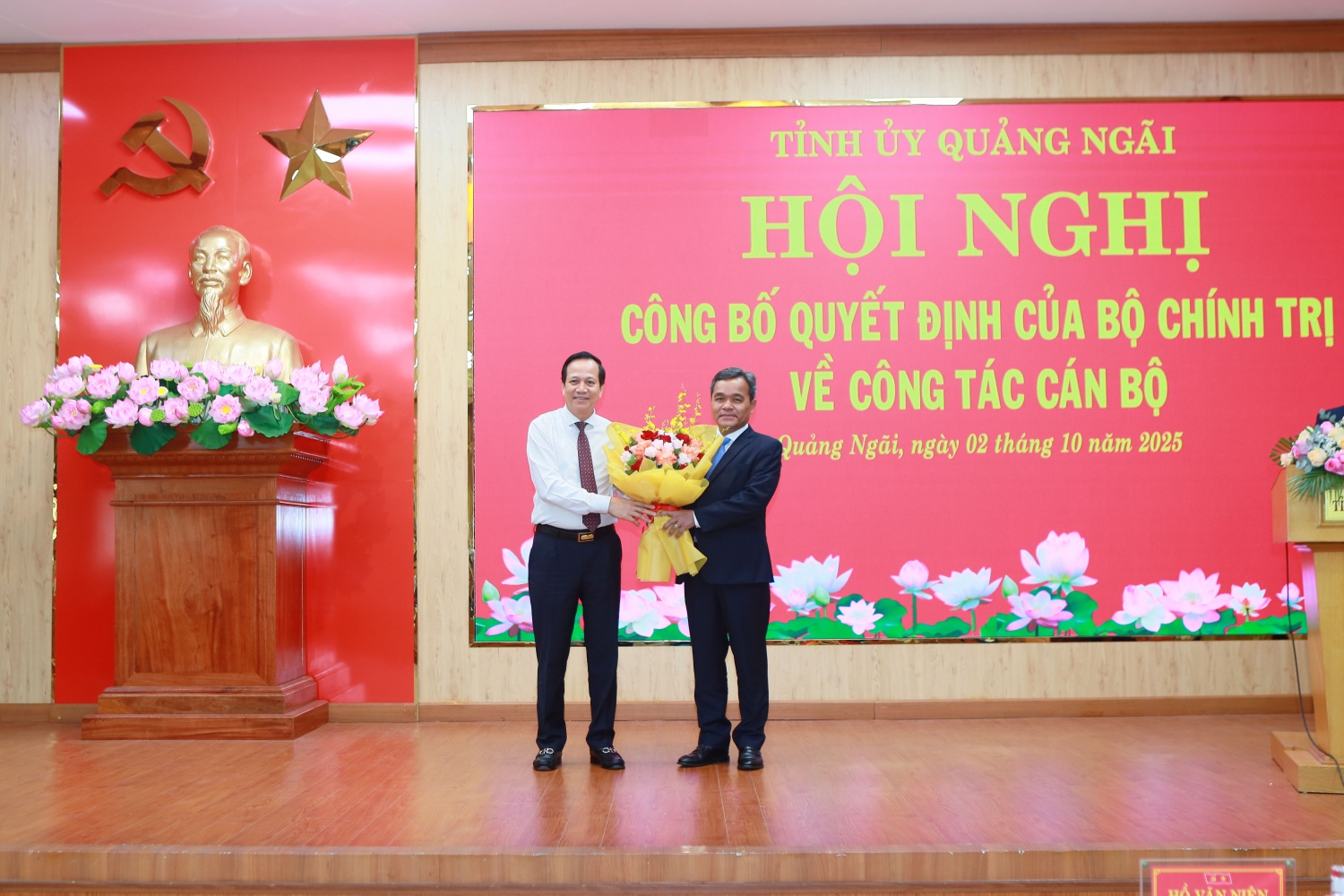 ộ trưởng Bộ Dân tộc và Tôn giáo Đào Ngọc Dung tặng hoa chúc mừng tân Bí thư Tỉnh uỷ Quảng Ngãi.