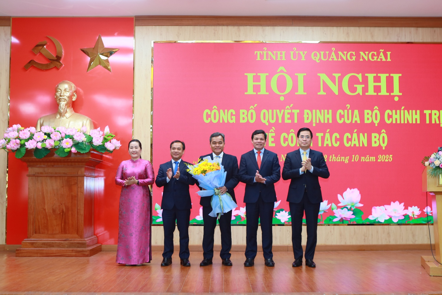 Ban Thường vụ Tỉnh uỷ Quảng Ngãi chúc mừng đồng chí Hồ Văn Niên - Bí thư Tỉnh uỷ Quảng Ngãi nhiệm kỳ 2025 - 2030.