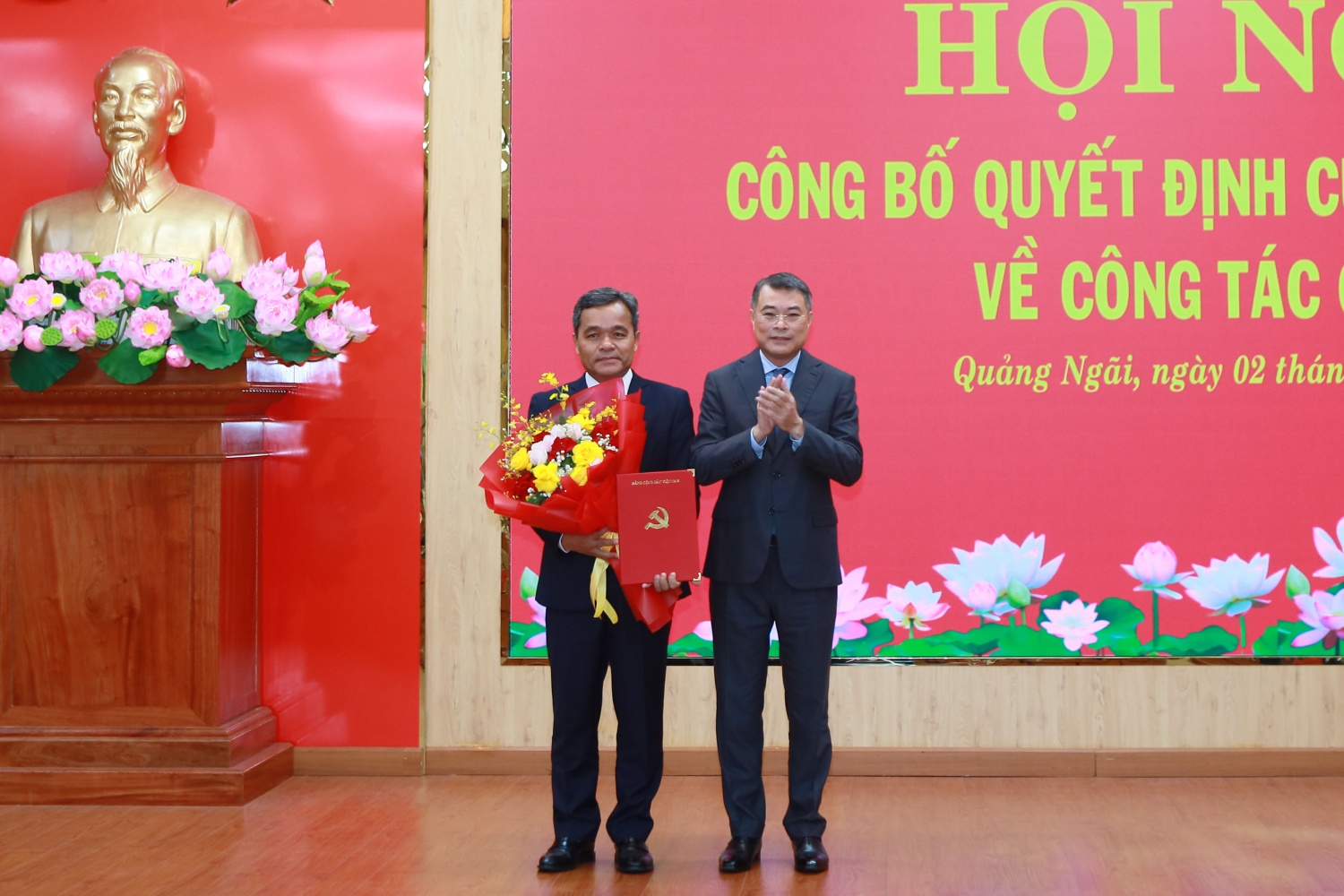 Đồng chí Lê Minh Hưng - Ủy viên Bộ Chính trị, Bí thư Trung ương Đảng, Trưởng Ban Tổ chức Trung ương trao Quyết định bổ nhiệm cho ông Hồ Văn Niên.