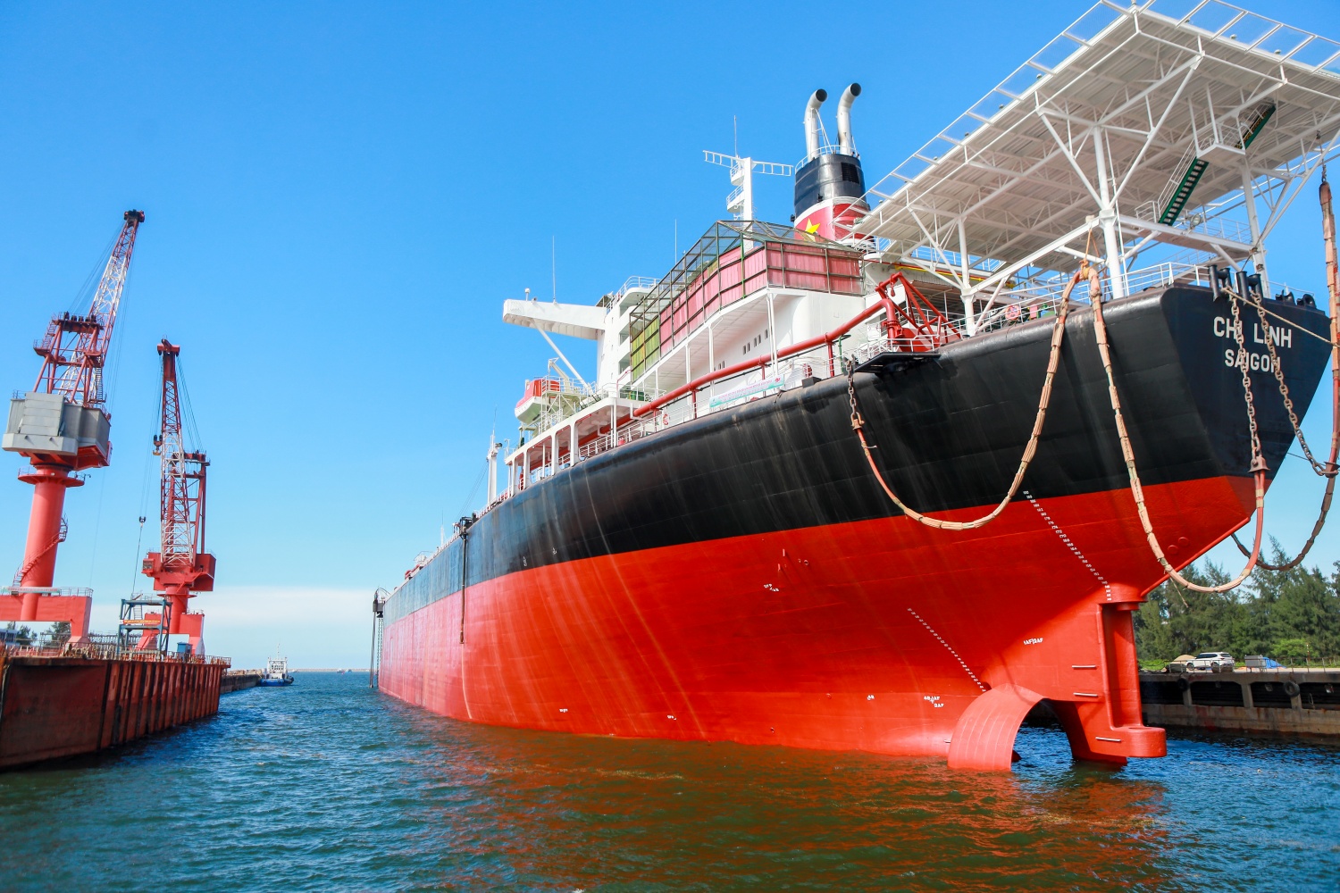 Tàu FSO Chí Linh có chiều dài 295m, chiều rộng 45m, chiều cao mạn là 25,4m, mớn nước 17m và có sức chứa 150.000 tấn dầu thô đã được PVSM hoàn thành bảo dưỡng sửa chữa vượt tiến độ 5 ngày.