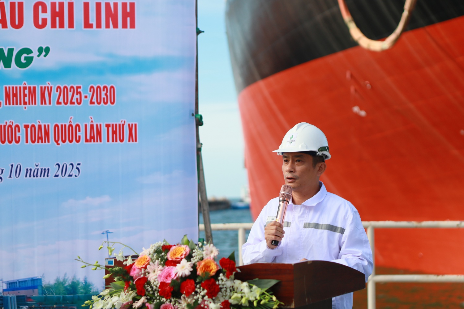 Ông Huỳnh Tấn Bình - Chủ tịch Công đoàn PVSM báo cáo Phong trào thi đua “25 ngày đêm nước rút hoàn thành và bàn giao Tàu FSO Chí Linh đảm bảo an toàn, tiến độ và chất lượng”.