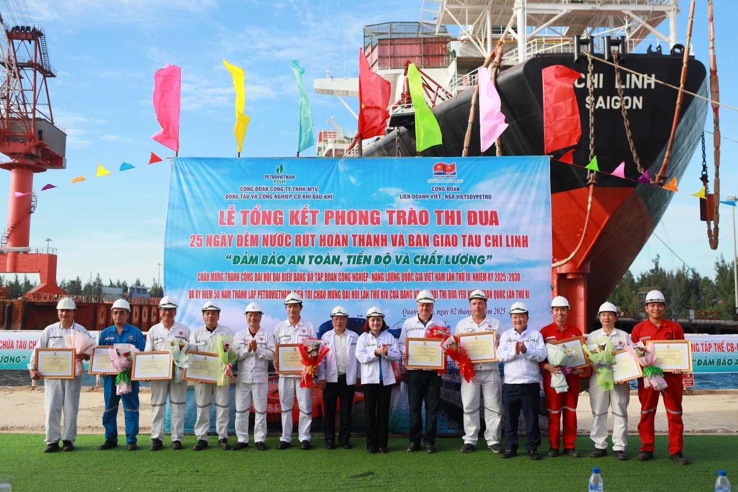 Lãnh đạo Công đoàn PVN và PVSM tặng Bằng khen cho Tập thể VSP đạt thành tích trong phong trào thi đua