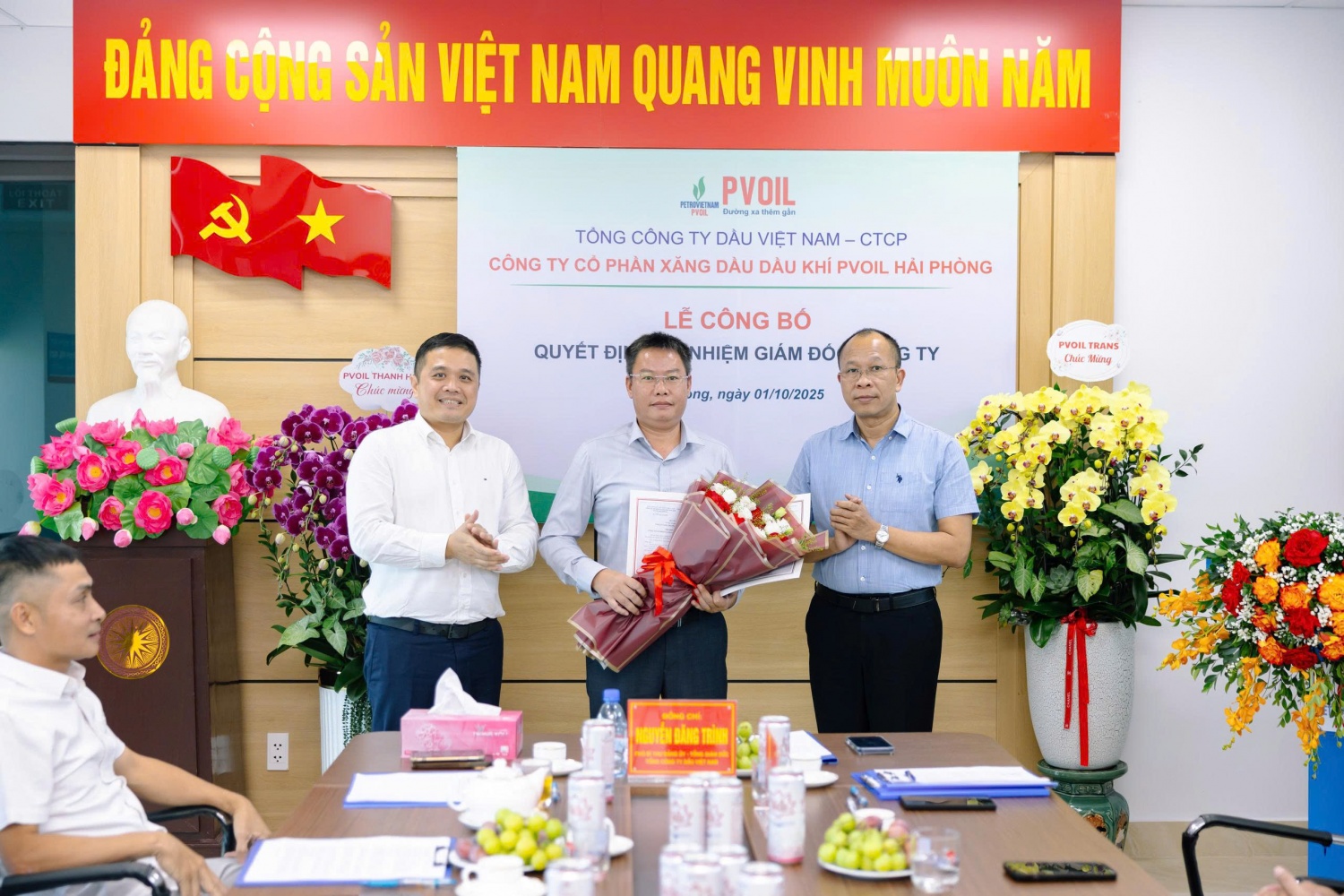 Ông Nguyễn Đăng Trình - Phó Bí thư Đảng ủy, Tổng Giám đốc PVOIL (bên trái) trao quyết định và chúc mừng ông Quách Văn Sơn được bổ nhiệm giữ chức Giám đốc PVOIL Hải Phòng.