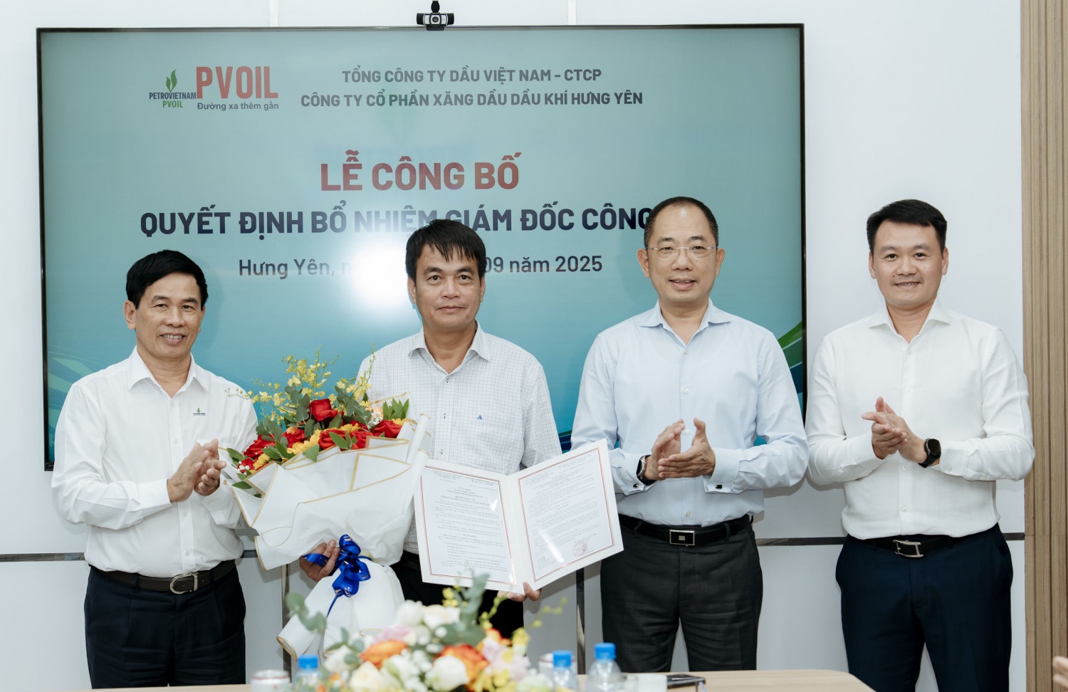 Ông Cao Hoài Dương - Bí thư Đảng ủy, Chủ tịch HĐQT PVOIL (thứ hai, bên phải), ông Lê Trung Hưng - Phó Tổng Giám đốc PVOIL (thứ nhất, bên phải) cùng lãnh đạo Tổng công ty trao quyết định và chúc mừng ông Nguyễn Văn Thống được bổ nhiệm giữ chức Giám đốc PVOIL Hưng Yên.