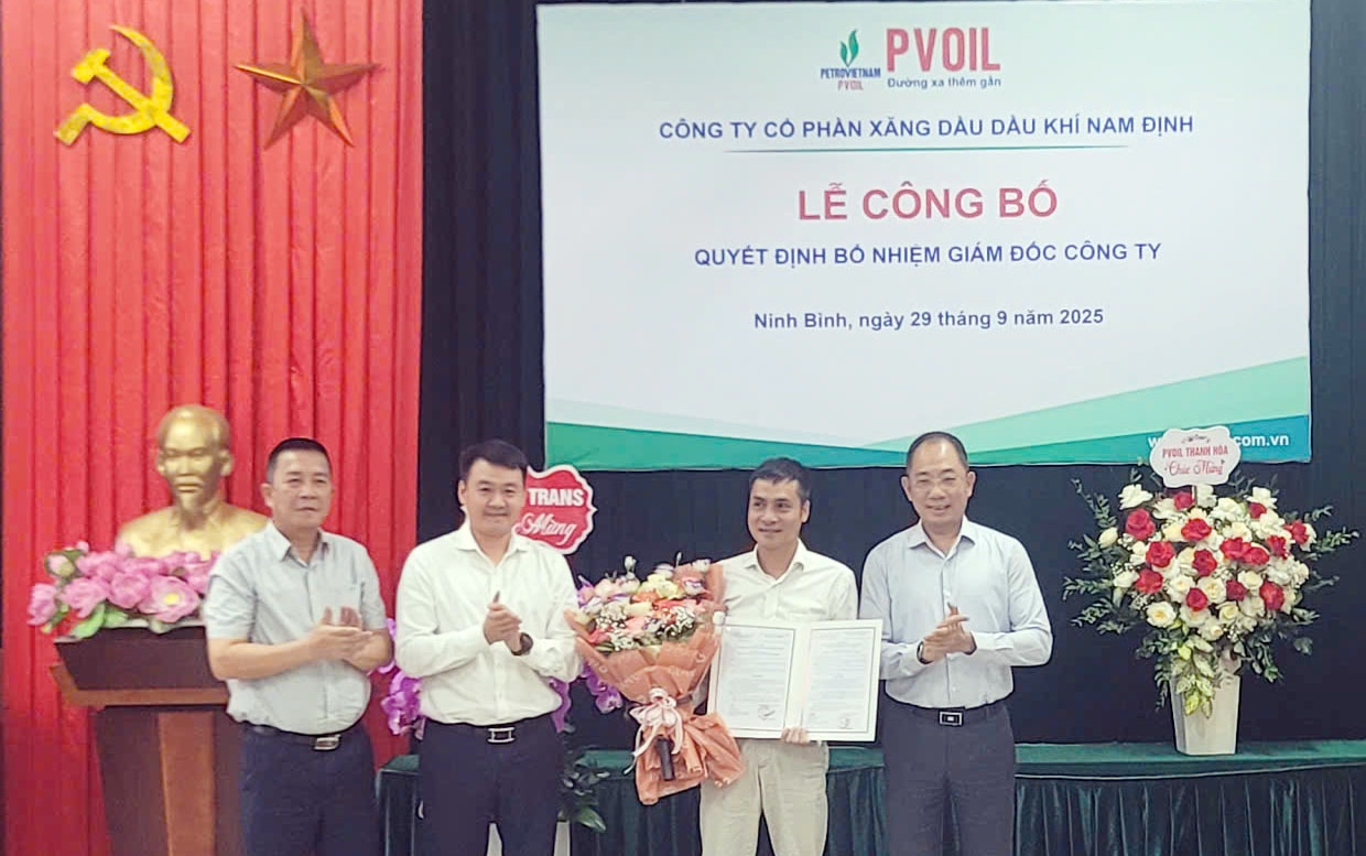 Ông Cao Hoài Dương - Bí thư Đảng ủy, Chủ tịch HĐQT PVOIL (thứ nhất, bên phải), ông Lê Trung Hưng - Phó Tổng Giám đốc PVOIL (thứ hai, bên trái) trao quyết định và chúc mừng ông Nguyễn Trung Hữu được bổ nhiệm giữ chức Giám đốc PVOIL Nam Định.