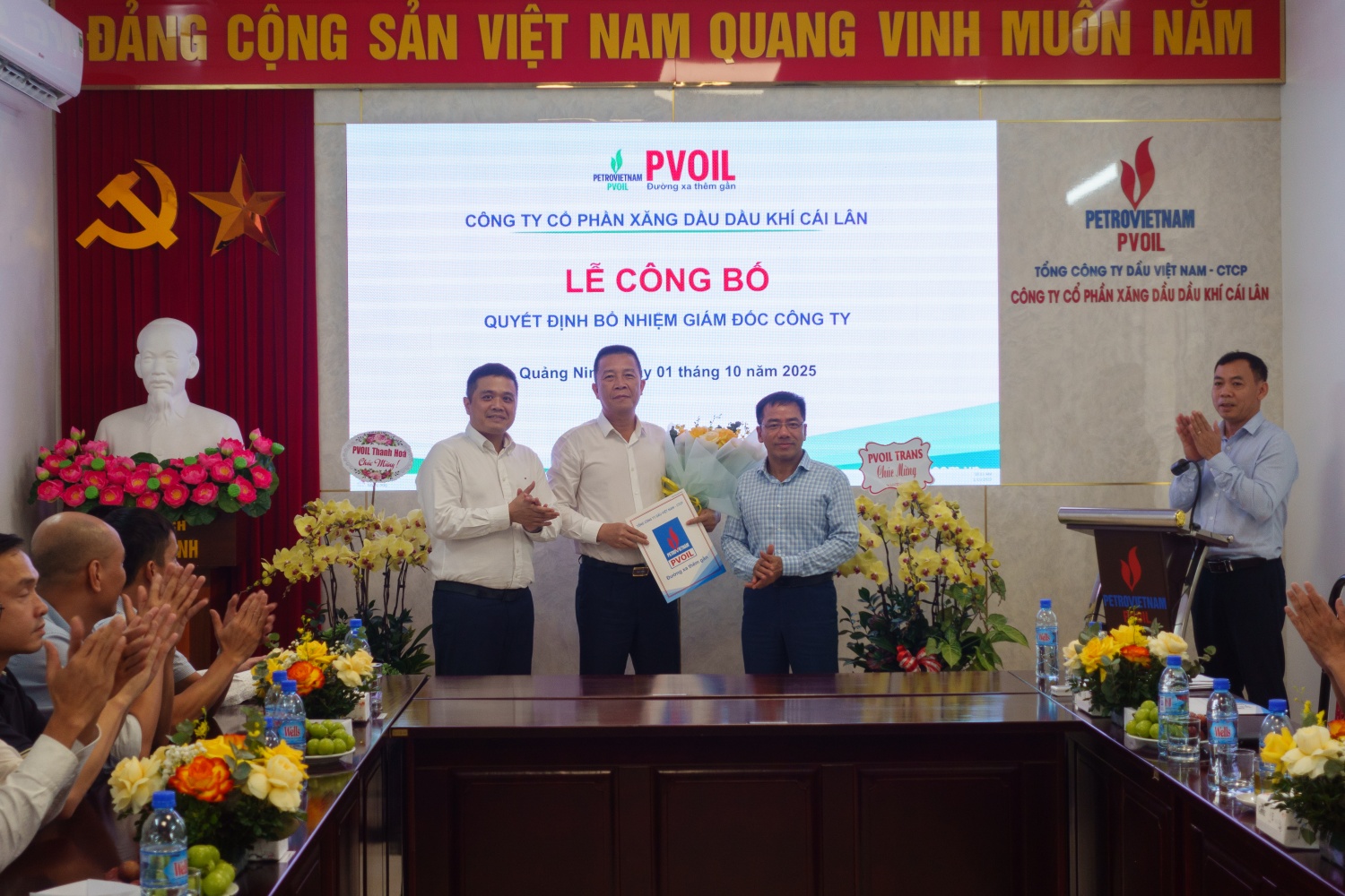 Ông Nguyễn Đăng Trình - Phó Bí thư Đảng ủy, Tổng Giám đốc PVOIL (bên trái), ông Lê Văn Nghĩa - Thành viên HĐQT PVOIL trao quyết định và chúc mừng ông Tôn Quốc Bình được bổ nhiệm giữ chức Giám đốc PVOIL Cái Lân.