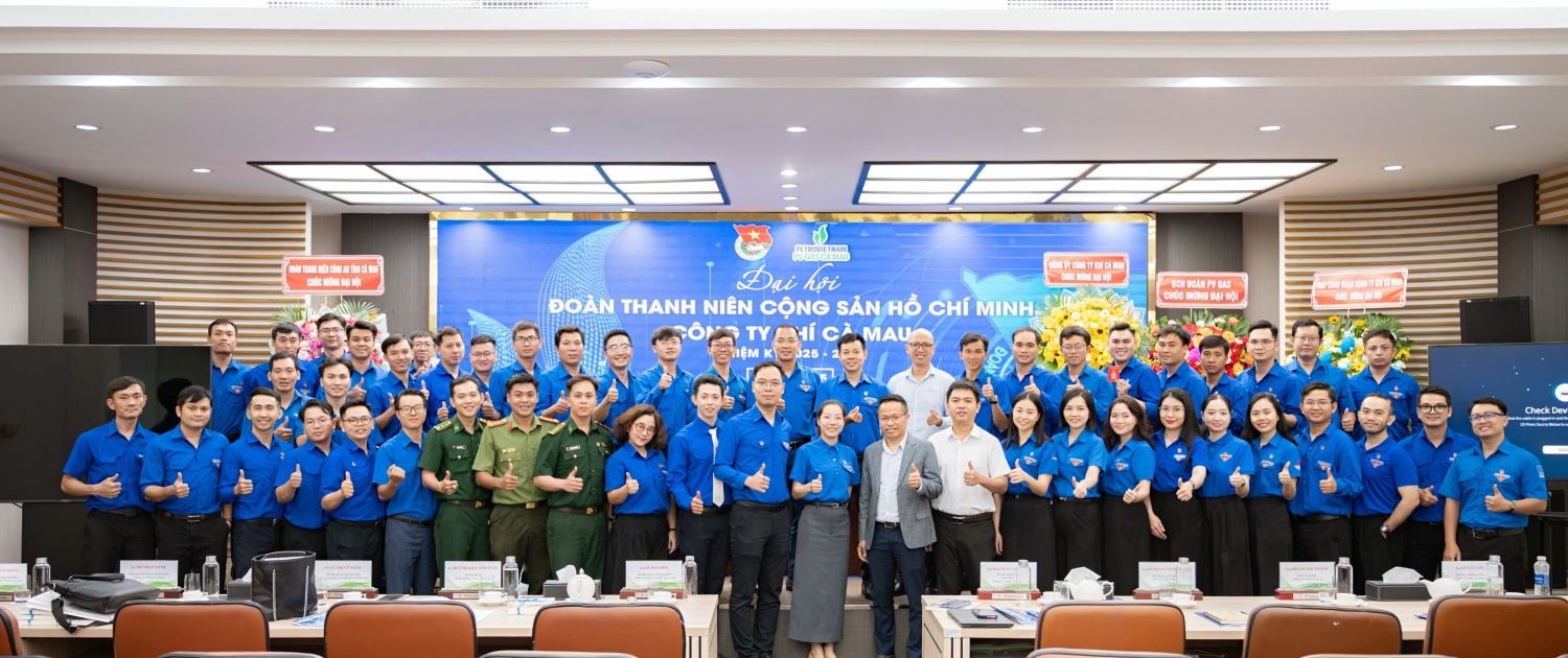 Đại biểu chụp ảnh lưu niệm tại Đại hội Đoàn cơ sở Công ty Khí Cà Mau