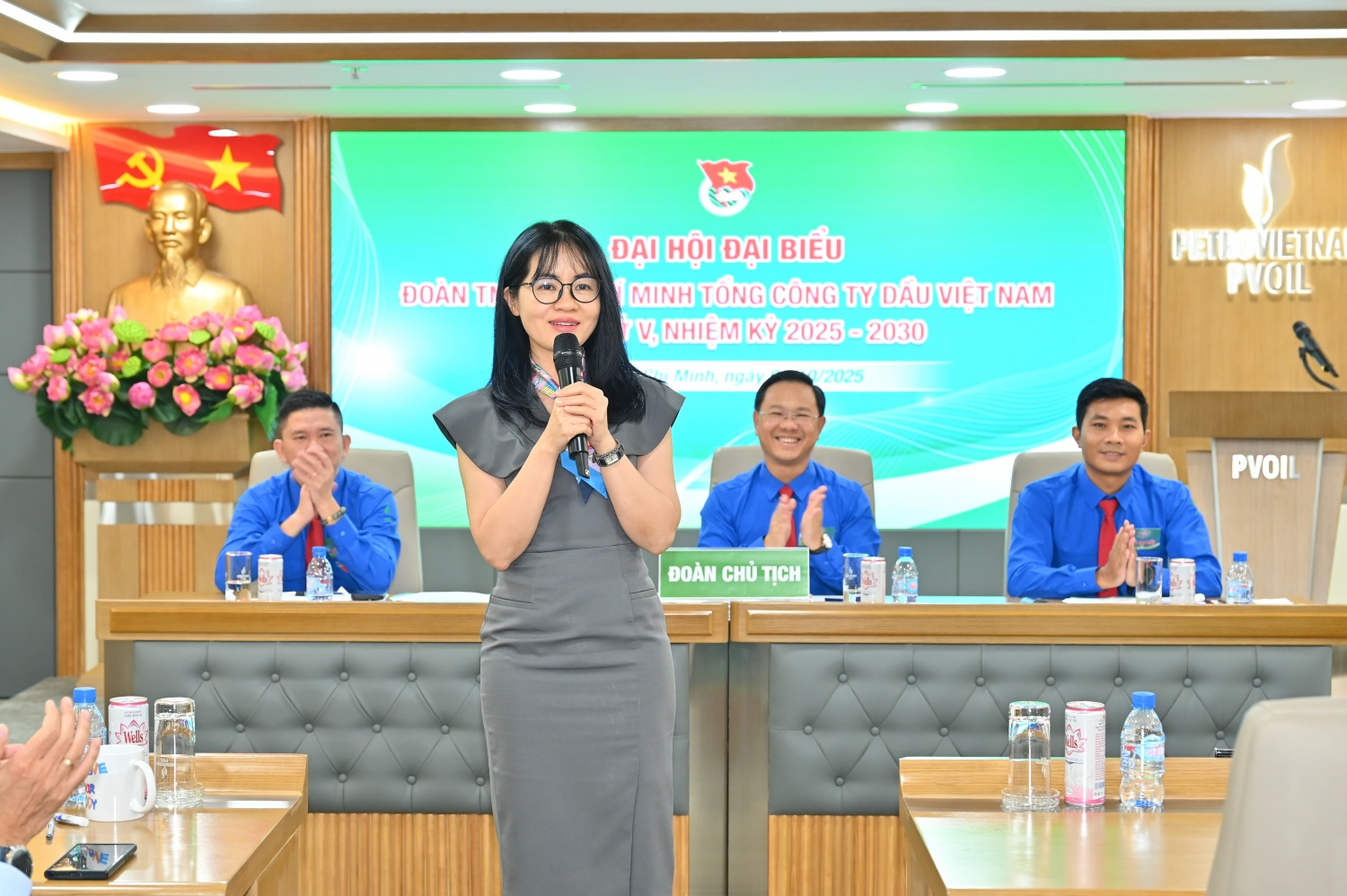 Đ/c Nguyễn Linh Giang – UVBCH Đảng bộ, Thành viên HĐQT Tổng công ty chia sẻ thông tin với đại biểu dự Đại hội