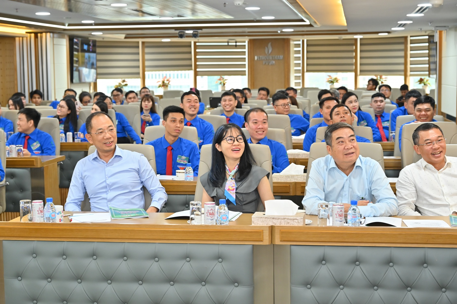 Lãnh đạo Tổng công ty và đại biểu theo dõi các báo cáo tham luận tại Đại hội