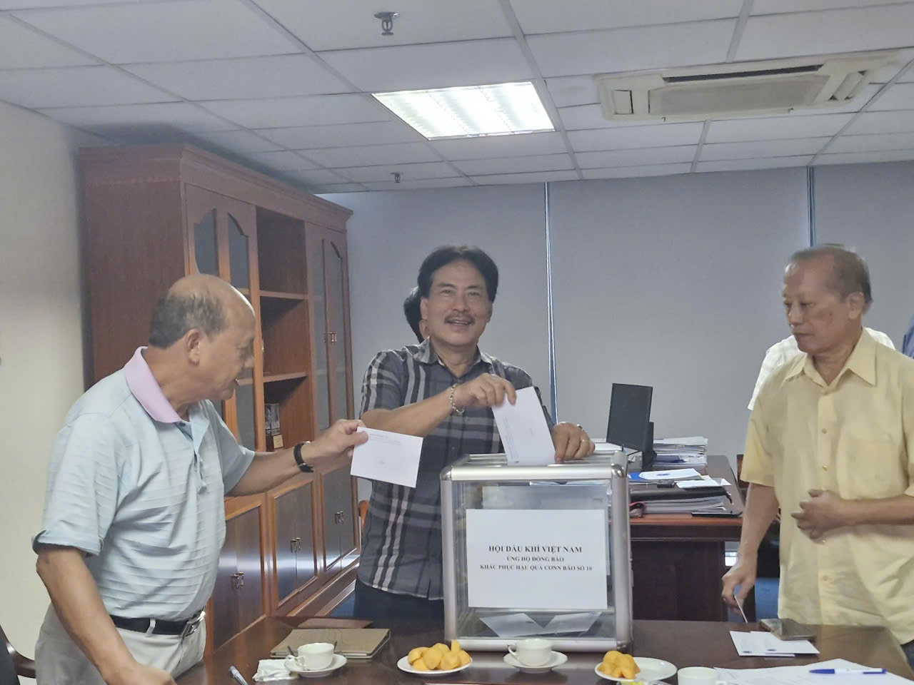 Hội Dầu khí Việt Nam ủng hộ đồng bào các địa phương chịu thiệt hại nặng nề do bão số 10