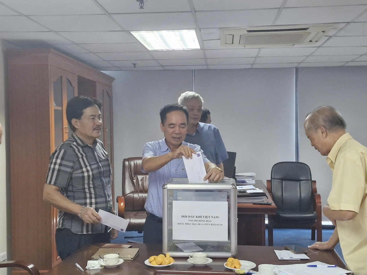 Hội Dầu khí Việt Nam ủng hộ đồng bào các địa phương chịu thiệt hại nặng nề do bão số 10