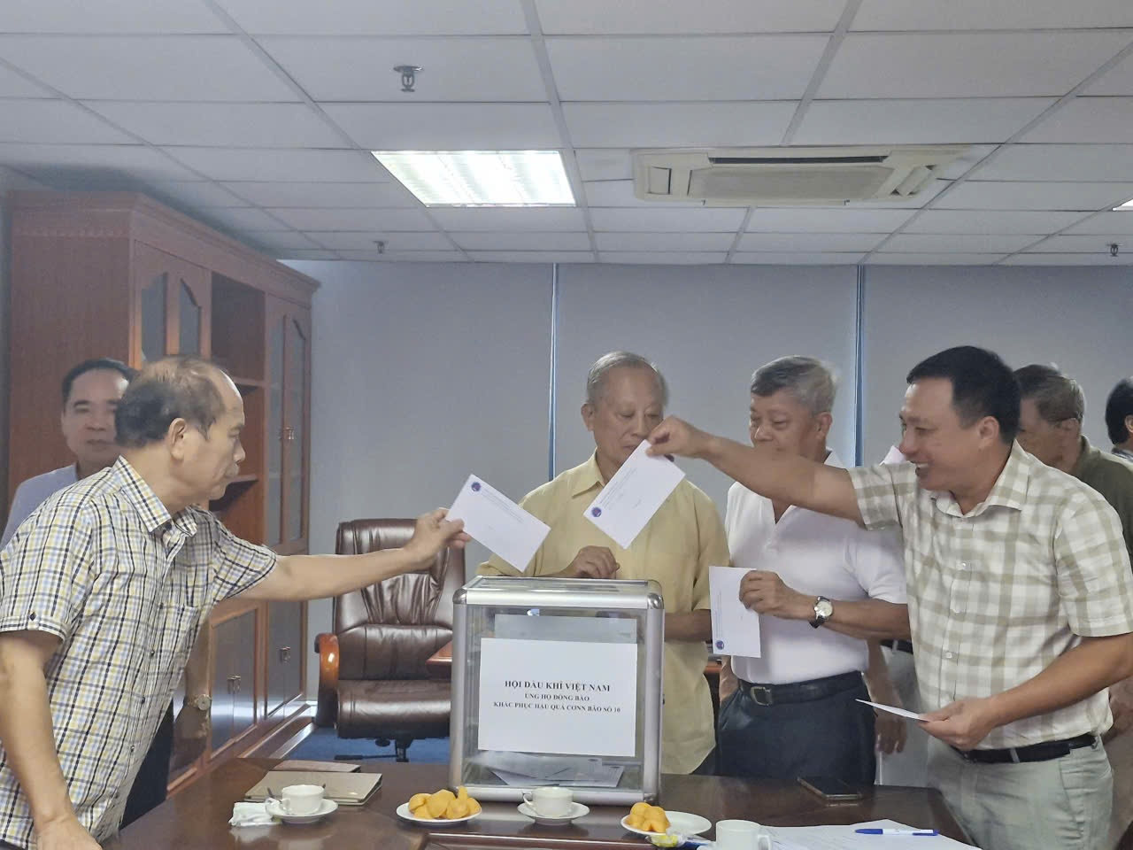 Hội Dầu khí Việt Nam ủng hộ đồng bào các địa phương chịu thiệt hại nặng nề do bão số 10