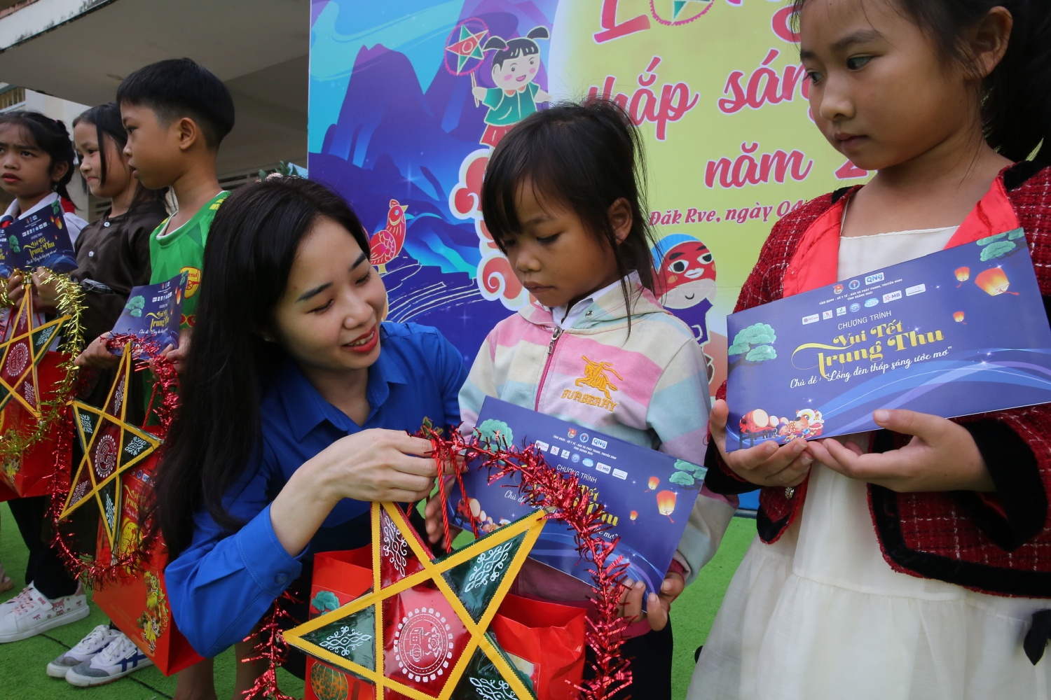 Bí thư Đoàn Thanh niên BSR Nguyễn Lan Hương trao quà cho các em nhỏ ở xã Đak Rve