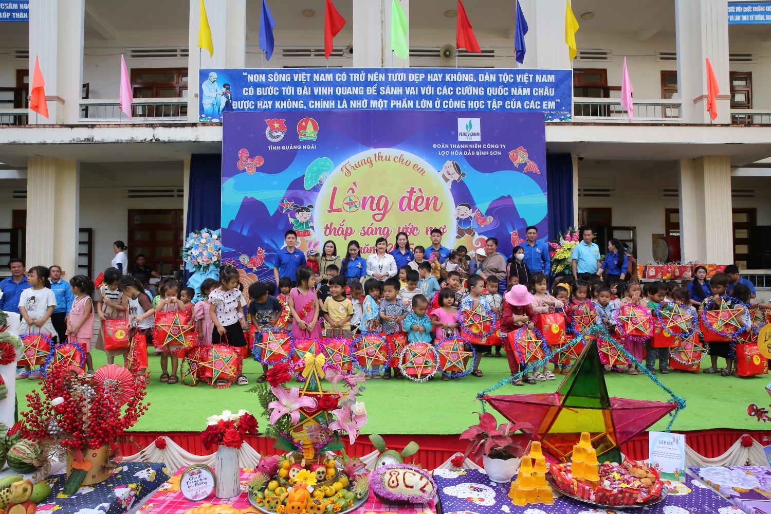 Đoàn Thanh niên BSR mang hơi ấm mùa trung thu với các em nhỏ xã Đak Rve