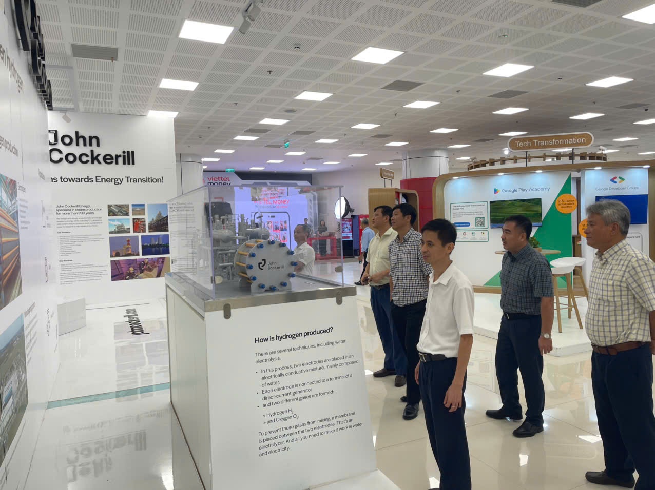 Sinh hoạt chi bộ tại PV Power kết hợp với chuyến thăm quan triển lãm về công nghệ trong lĩnh vực năng lượng.