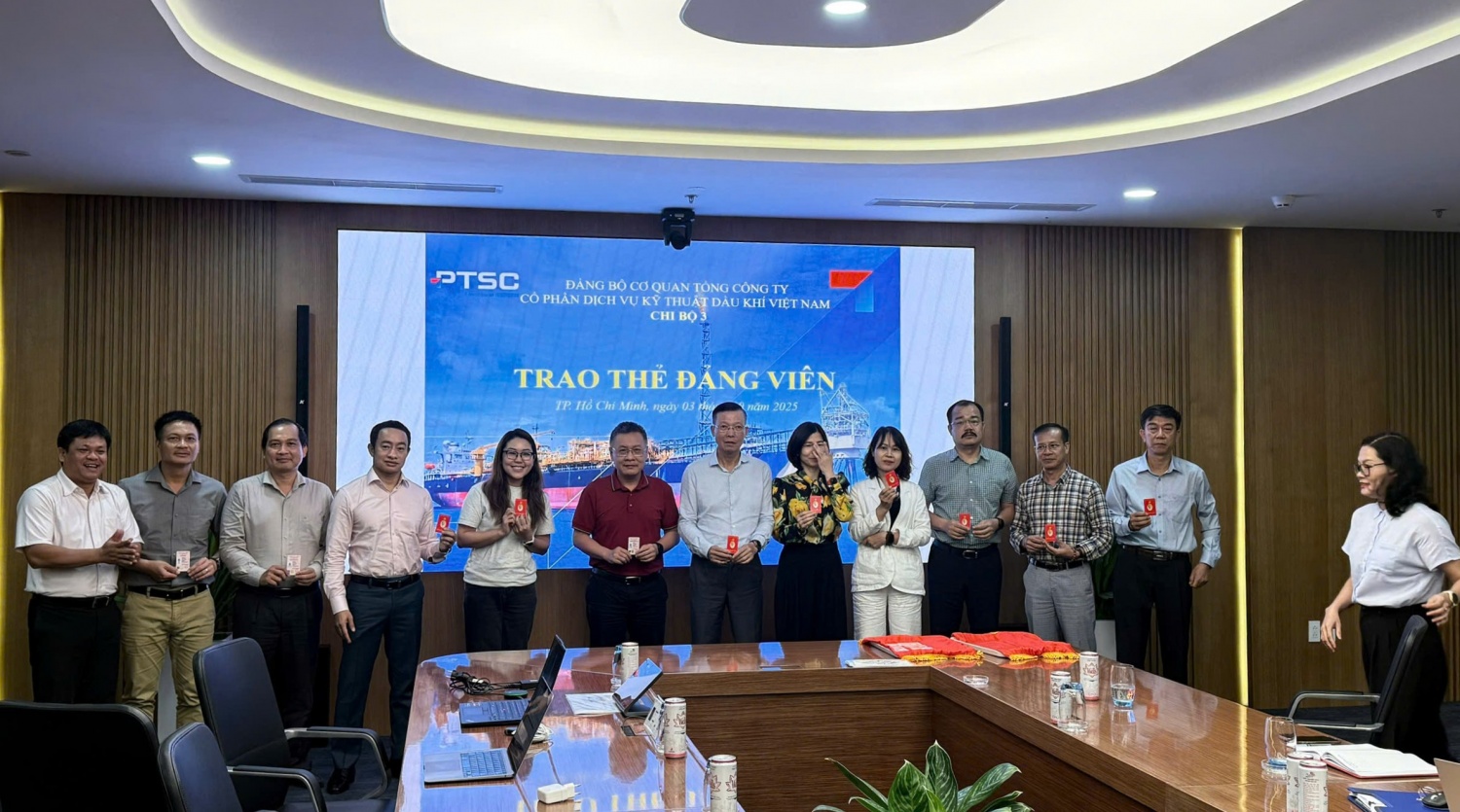 7.	Chi bộ 3 thuộc Đảng bộ PTSC tổ chức trao thẻ đảng viên.