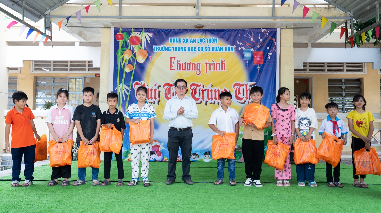 Đoàn Thanh niên PVPGB tặng 200 phần quà Trung thu cho thiếu nhi xã An Lạc Thôn