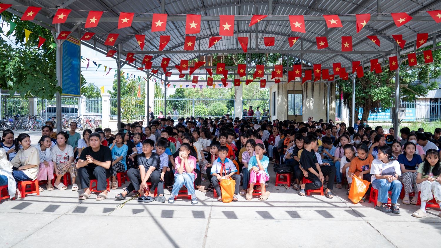 Đoàn Thanh niên PVPGB tặng 200 phần quà Trung thu cho thiếu nhi xã An Lạc Thôn