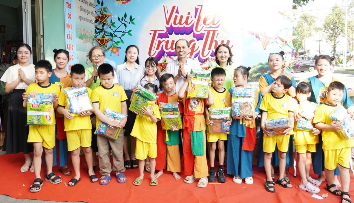 CBCNV BSR trao tặng những phần quà ý nghĩa đến các em nhỏ tại Trung tâm Can thiệp sớm và Giáo dục Trẻ khuyết tật Ước Mơ Xanh.