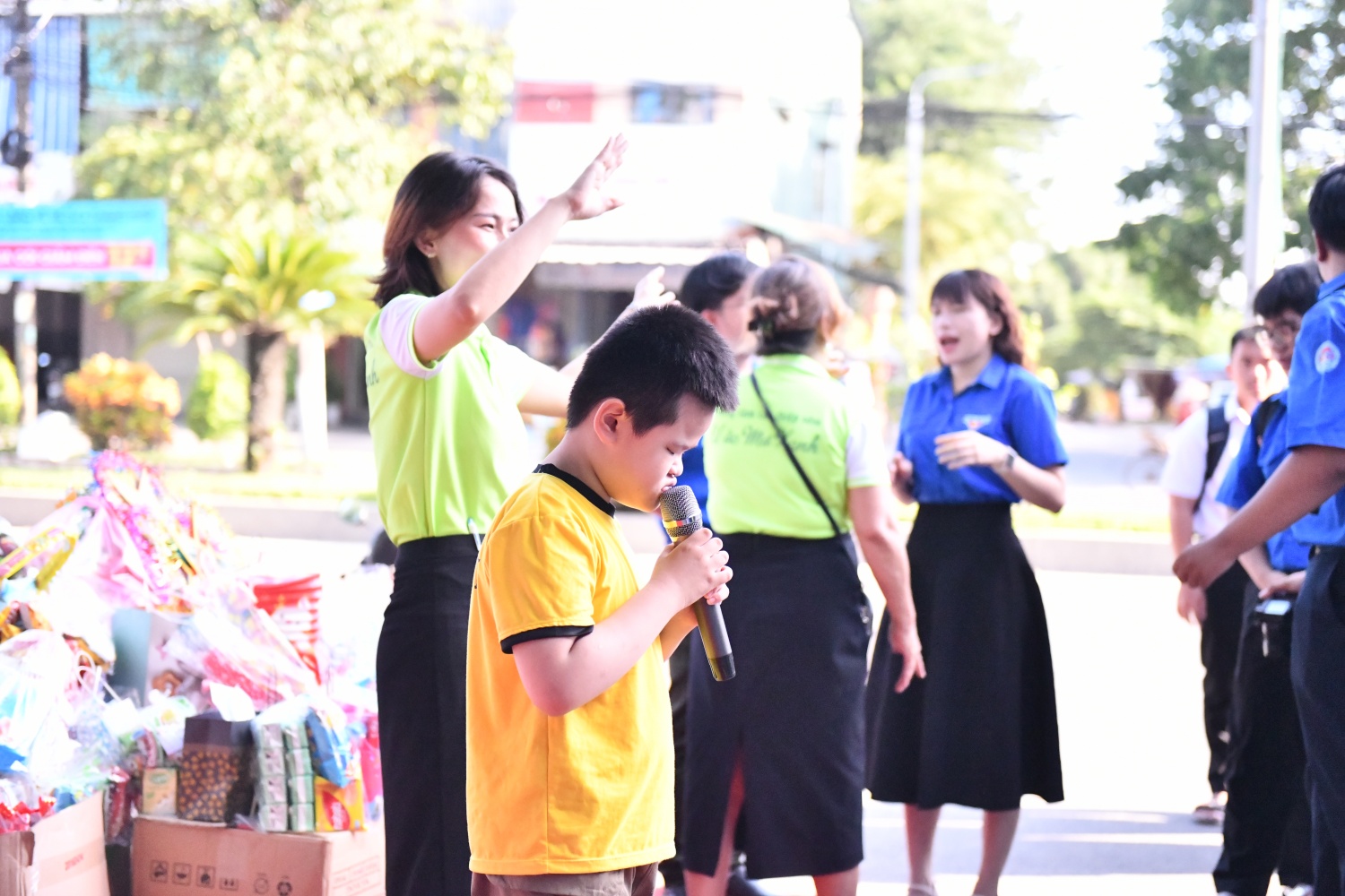 Tiết mục văn nghệ do em học sinh khuyết tật biểu diễn trong chương trình “Vui Trung thu” tại Trung tâm Can thiệp sớm và Giáo dục Trẻ khuyết tật Ước Mơ Xanh
