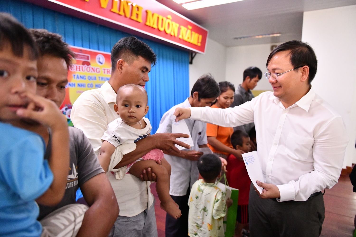 Đại diện Công ty BSR trao những phần quà yêu thương đến các bệnh nhi có hoàn cảnh khó khăn tại Bệnh viện Sản Nhi tỉnh Quảng Ngãi