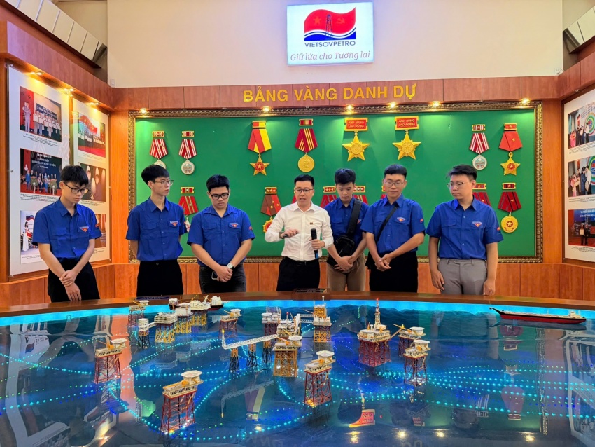 Vietsovpetro gặp gỡ tân sinh viên được cử đi du học tại Liên bang Nga