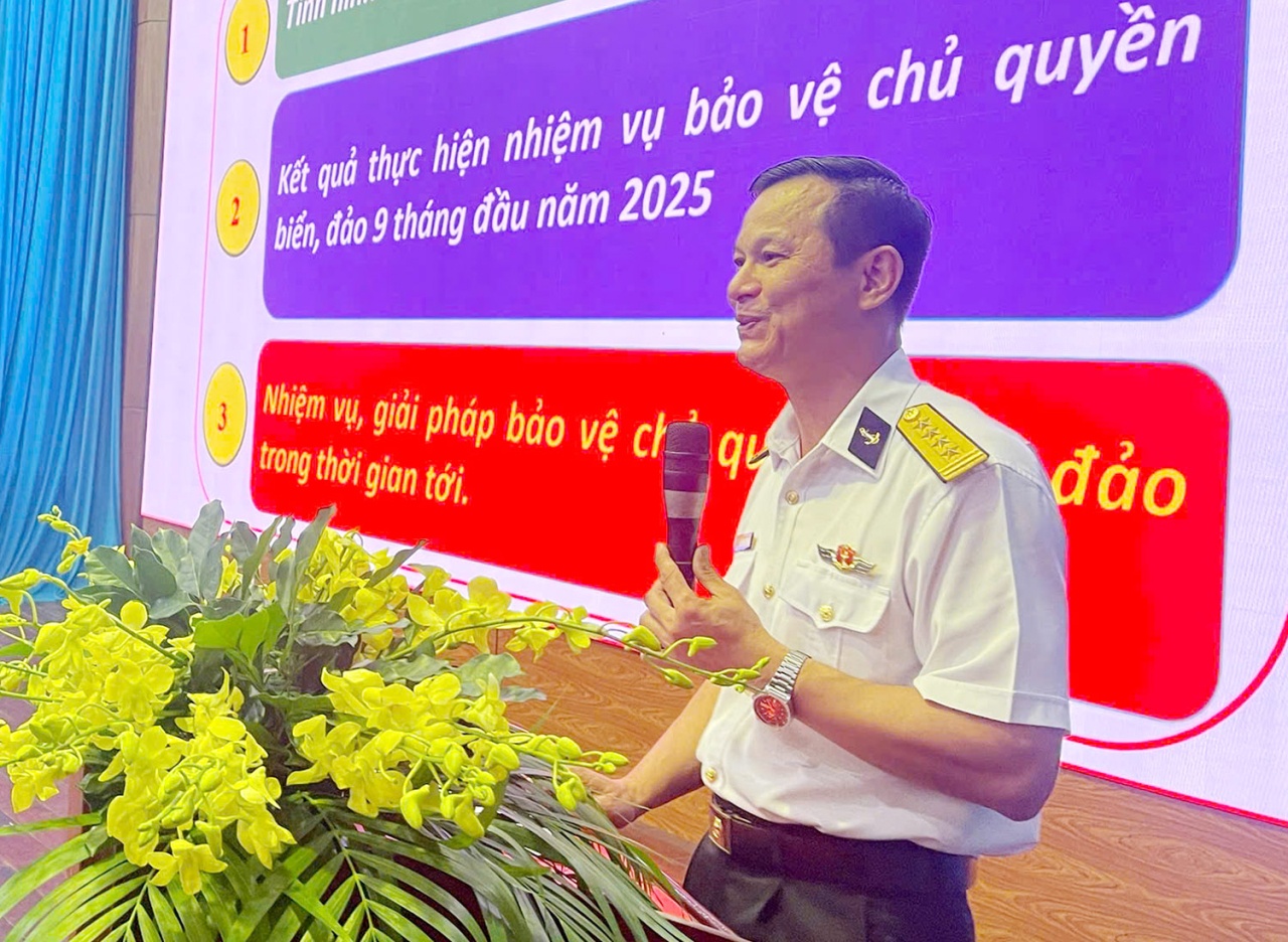 Đại tá Lưu Thanh Chương, Phó Chủ nhiệm Chính trị Vùng 3 Hải quân trình bày Chuyên đề: Tình hình biển, đảo Việt Nam trong tình hình mới