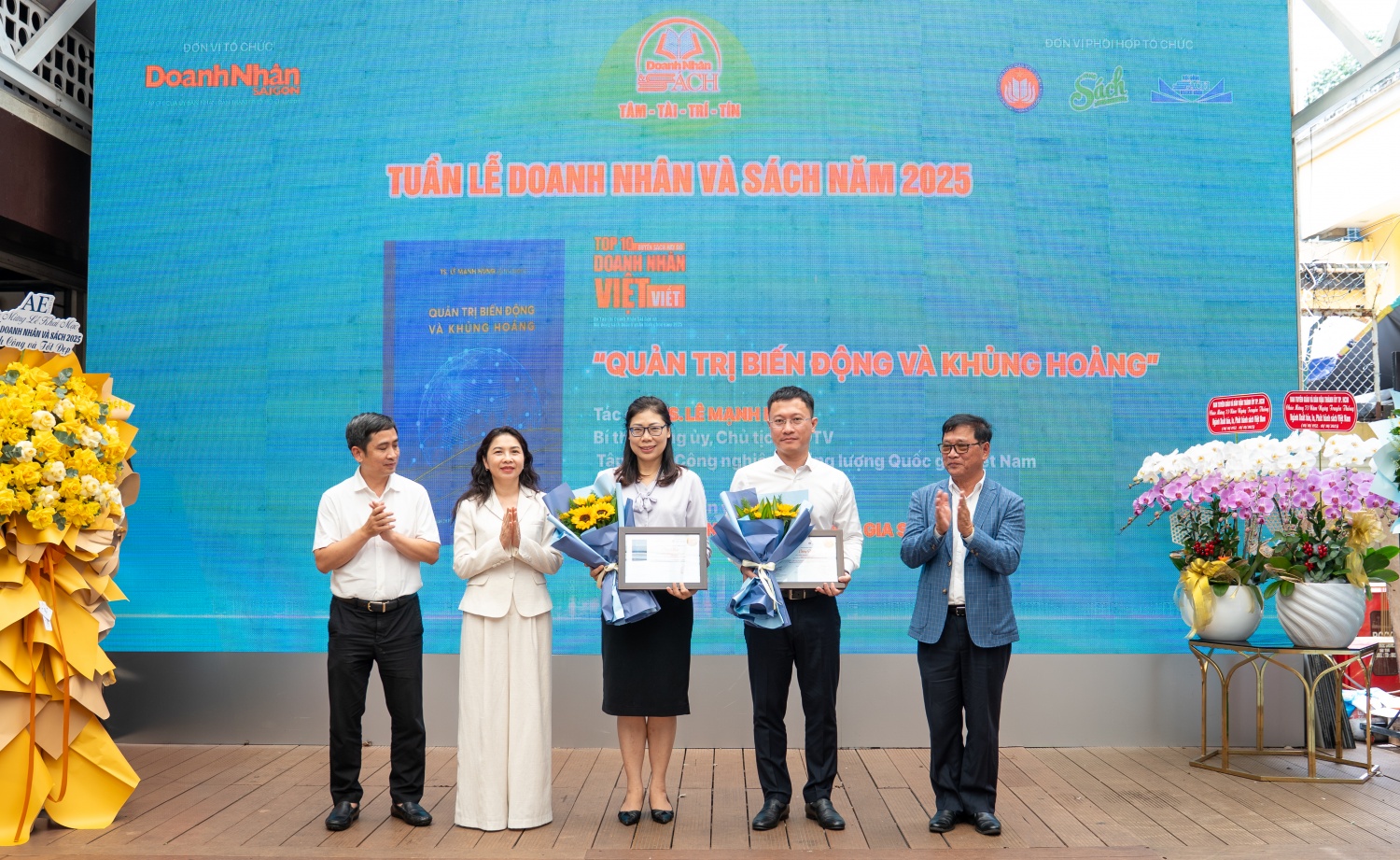 Sách “Quản trị Biến động và Khủng hoảng” được vinh danh tại Tuần lễ Doanh nhân và Sách năm 2025