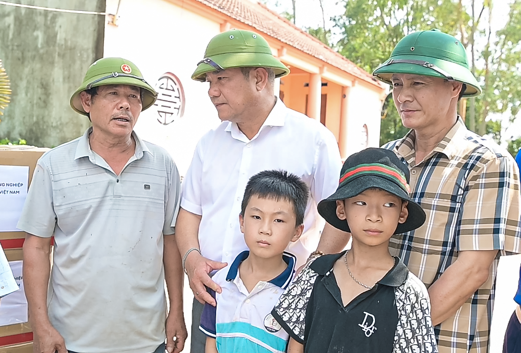 [Chùm ảnh] Petrovietnam hỗ trợ tỉnh Thái Nguyên khắc phục hậu quả của cơn bão số 11