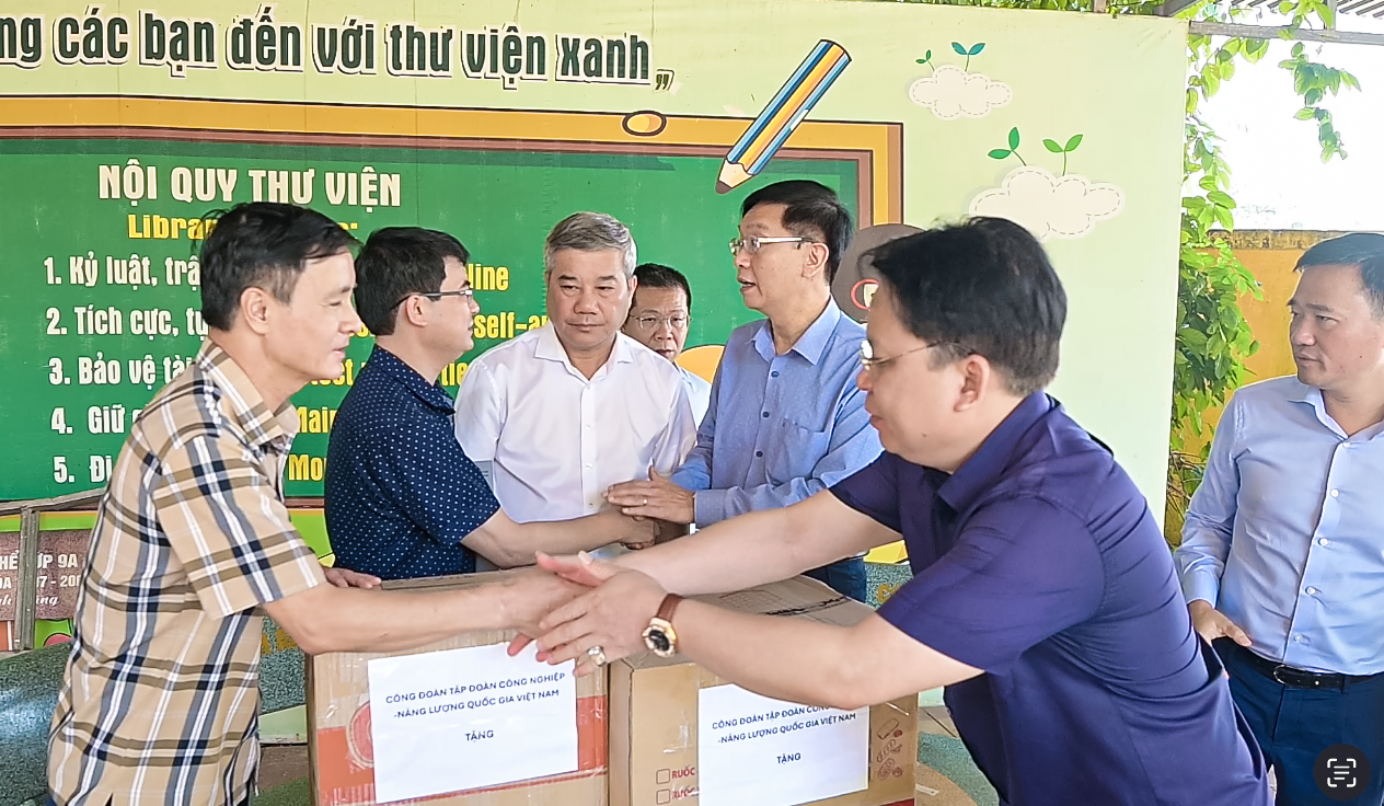 [Chùm ảnh] Petrovietnam hỗ trợ tỉnh Thái Nguyên khắc phục hậu quả của cơn bão số 11