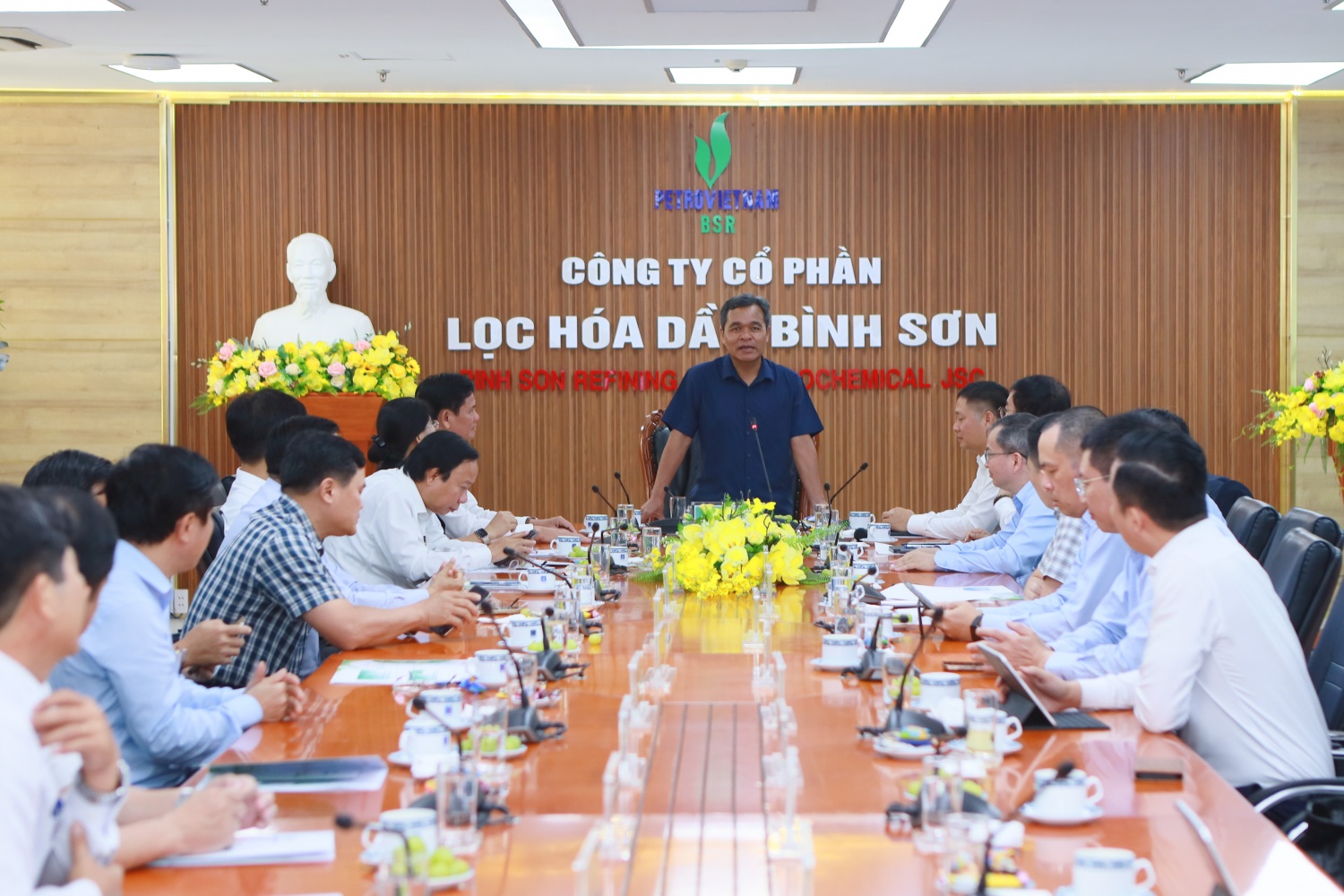 Đồng chí Hồ Văn Niên - Bí thư Tỉnh ủy Quảng Ngãi giao các sở, ban, ngành liên quan nghiên cứu, xem xét và kịp thời tháo gỡ những khó khăn, vướng mắc của BSR nhằm tạo điều kiện thuận lợi để doanh nghiệp hoạt động hiệu quả.