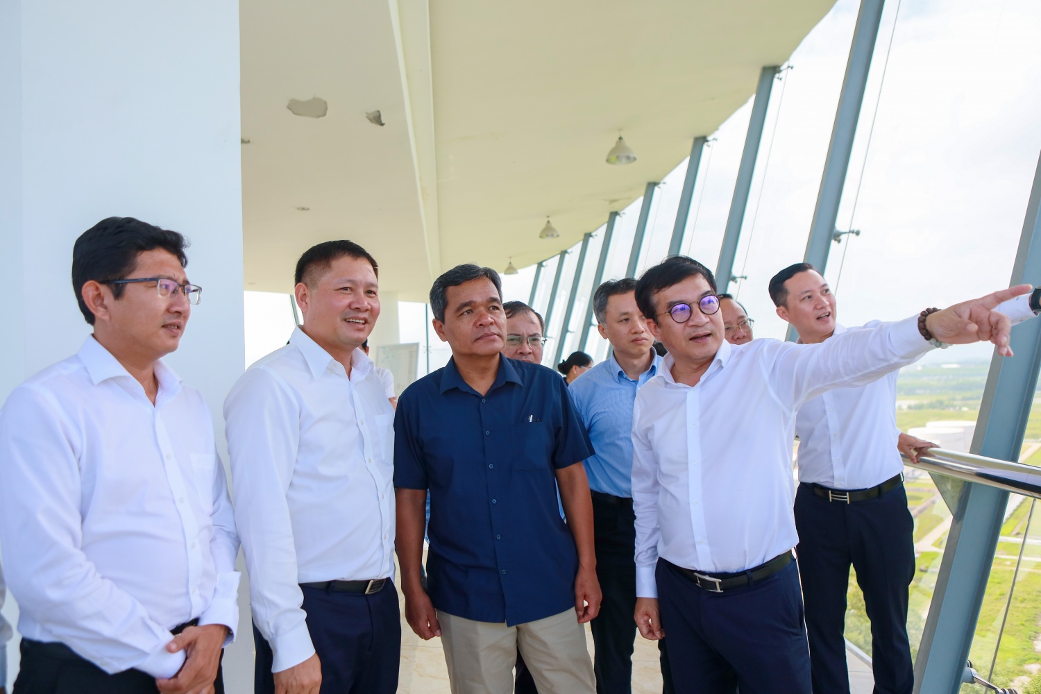 Đồng chí Nguyễn Việt Thắng - Phó Bí thư Đảng ủy, Tổng Giám đốc BSR (hàng trên bên phải) đã báo cáo và kiến nghị với Bí thư Tỉnh ủy Quảng Ngãi về một số nội dung hỗ trợ, tháo gỡ khó khăn cho doanh nghiệp.