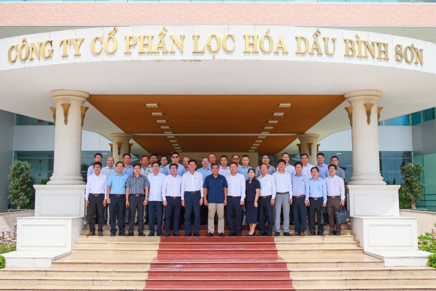 Cùng tham gia Đoàn công tác có các đồng chí Ủy viên Ban Thường vụ Tỉnh ủy, lãnh đạo UBND tỉnh, đại diện lãnh đạo các sở, ban, ngành và chính quyền xã Vạn Tường