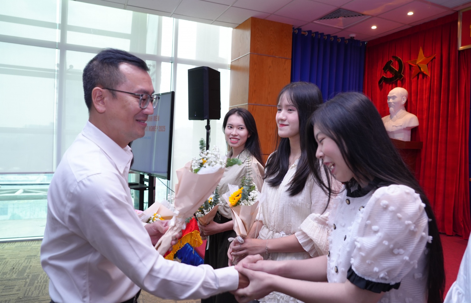 Petrovietnam sát cánh cùng sinh viên nghèo 