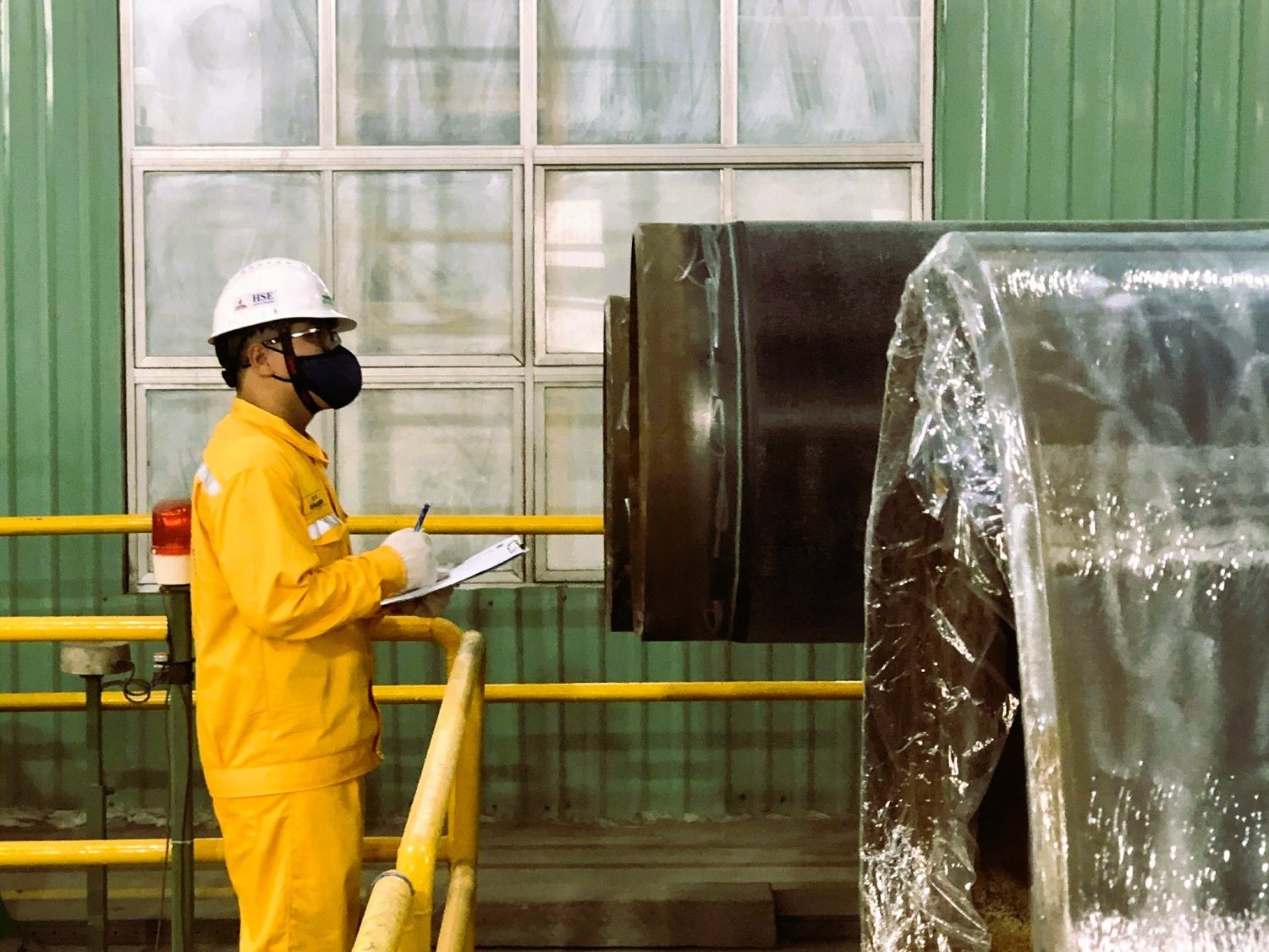 Kỹ sư PV GAS COATING thực hiện các khâu kiểm tra sản phẩm