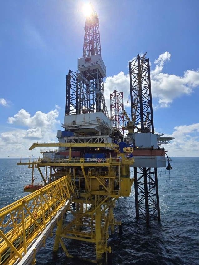 Vietsovpetro đón dòng dầu thương mại đầu tiên từ giàn BK-24, vượt kế hoạch hơn 2 tháng