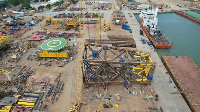 Vietsovpetro đón dòng dầu thương mại đầu tiên từ giàn BK-24, vượt kế hoạch hơn 2 tháng