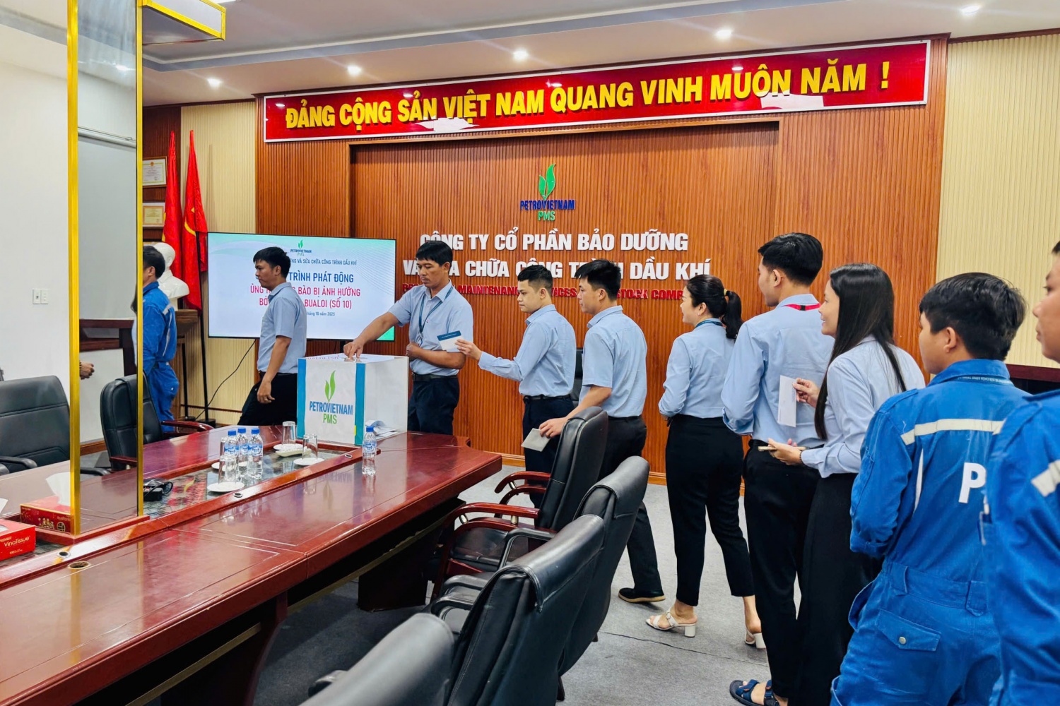 Đông đảo NLĐ Công ty PMS đồng lòng hưởng ứng chương trình ý nghĩa, góp phần khắc phục những thiệt hại mà đồng bào miền Bắc đang gánh chịu.