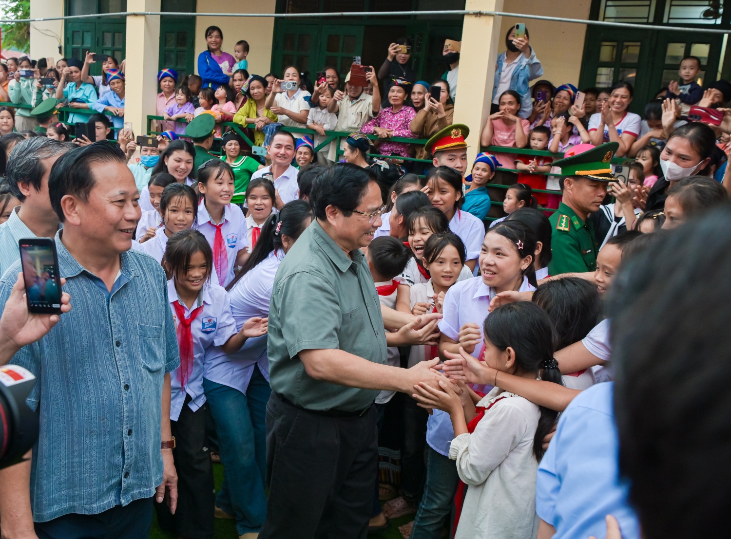 Thủ tướng Phạm Minh Chính và các em học sinh xã miền núi Bát Mọt