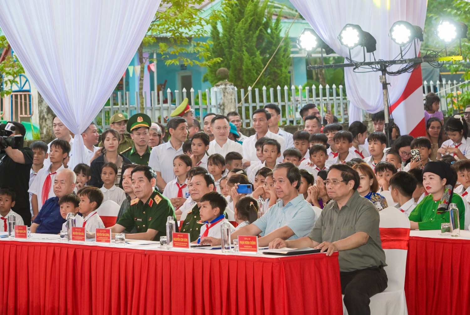 Cùng dự sự kiện có các đồng chí Ủy viên Trung ương Đảng: Bộ trưởng Bộ Giáo dục và Đào tạo Nguyễn Kim Sơn, Đại tướng Nguyễn Tân Cương, Tổng Tham mưu trưởng Quân đội Nhân dân Việt Nam, Thứ trưởng Bộ Quốc phòng; Trung tướng Nguyễn Văn Gấu, Thứ trưởng Bộ Quốc phòng; Bí thư Tỉnh ủy Thanh Hóa Nguyễn Doãn Anh; lãnh đạo các bộ, ngành Trung ương và địa phương; cùng đông đảo đồng bào các dân tộc và các thầy cô giáo, các em học sinh.