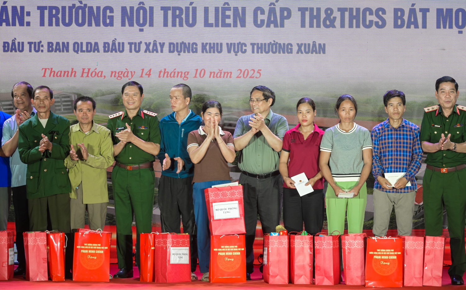 Thủ tướng Chính phủ còn có các phần quà ý nghĩa trao cho các gia đình có hoàn cảnh khó khăn, các hộ bị thiệt hại do thiên tai bão lũ trên địa bàn 2 xã Yên Nhân và Bát Mọt.