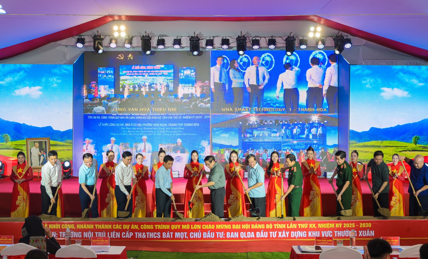 Thủ tướng Phạm Minh Chính và các đại biểu thực hiện nghi thức khởi công trường nội trú liên cấp tiểu học – trung học cơ sở tại xã miền núi Bát Mọt