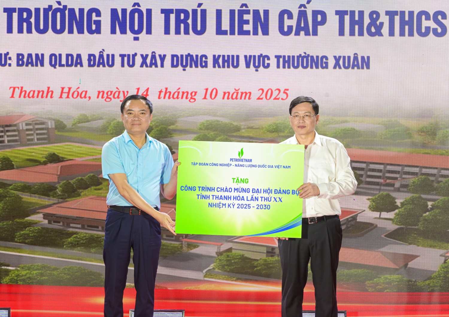 Ông Lê Ngọc Sơn, Tổng Giám đốc Tập đoàn Công nghiệp - Năng lượng Quốc gia Việt Nam trao kinh phí tài trợ thực hiện dự án.