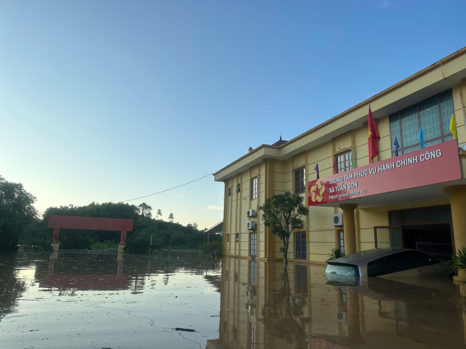 [Chùm ảnh] Petrovietnam thăm hỏi, hỗ trợ các tỉnh Bắc Ninh và Lạng Sơn khắc phục hậu quả bão số 11