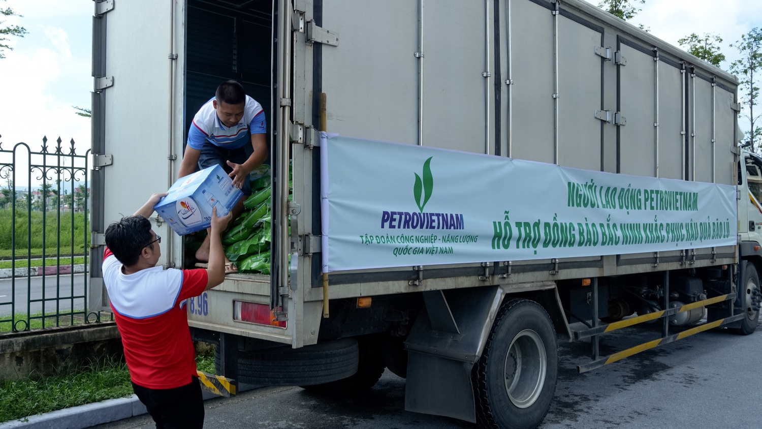 [CHÙM ẢNH] Petrovietnam thăm hỏi, hỗ trợ các tỉnh Bắc Ninh và Lạng Sơn khắc phục hậu quả bão số 11